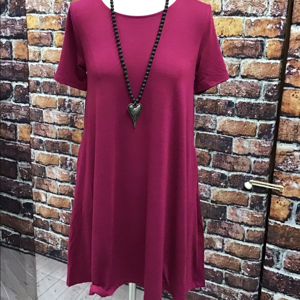 Burgundy short sleeve pocket dress.